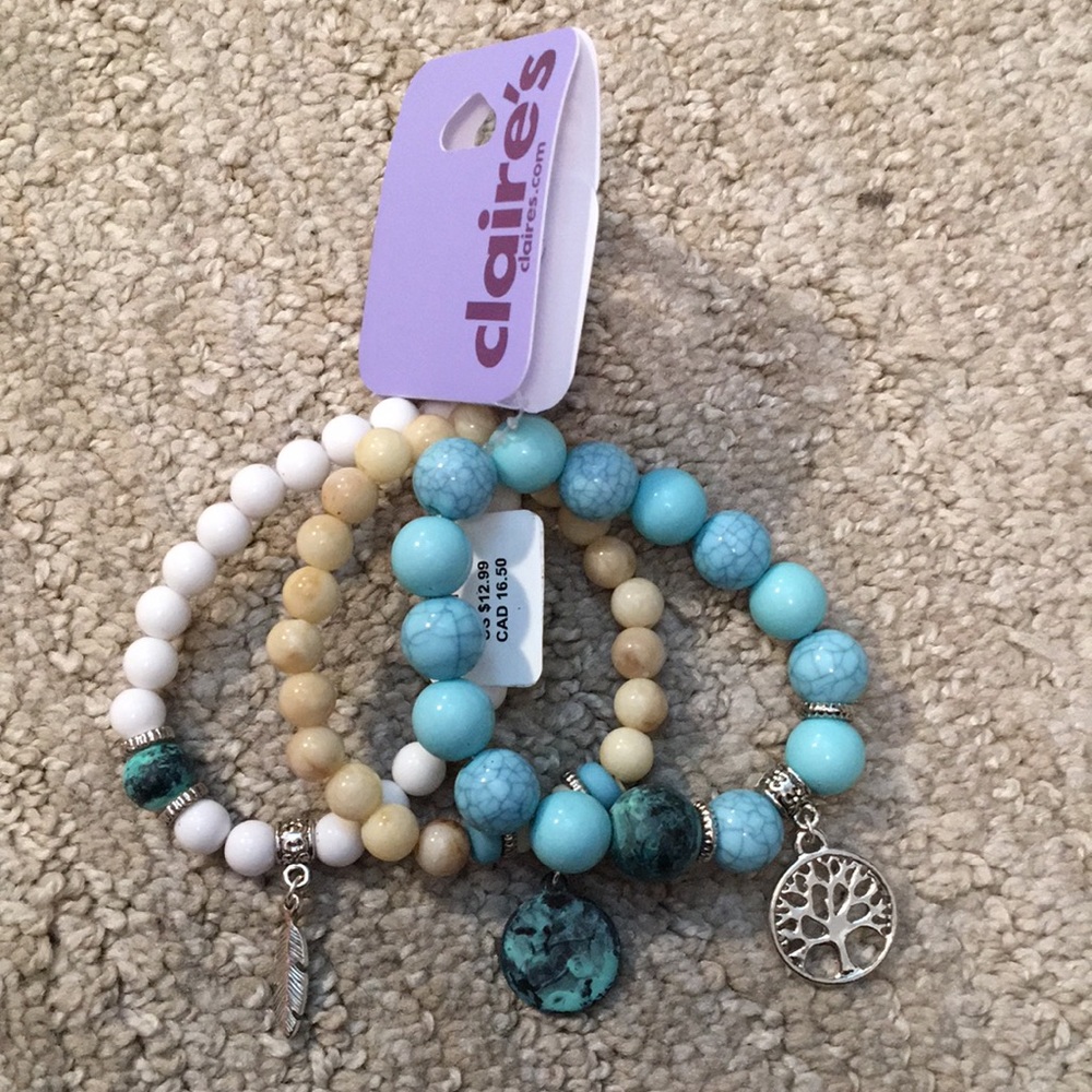 NWT Set of 3 beaded stackable bracelets w/charms